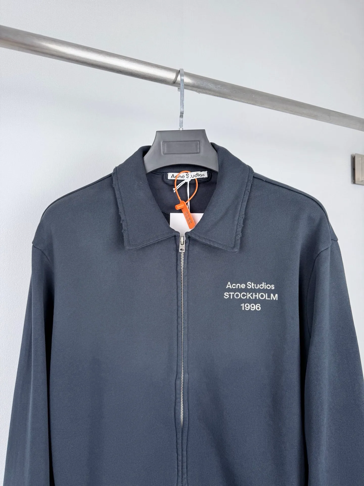 Acne Studios logo-printed distressed jacket, custom-made Twilight Cloud woven fleece, fine and plump, soft and skin-friendly, charcoal matte black ready-to-wear, delicate velvet feel spreads out in a calm background, revealing an unobtrusive sense of relaxation and luxury. The neat lapel connects to the full-zip placket to outline a simple and elegant silhouette. The Acne Studios logo stamp is engraved on the front, and the Retro imprint wraps up the natural old texture in every square inch. Writing a chapter that traces the origin of the brand rooted in Stockholm. The ribs tightly lock the cuffs and hem to stabilize the silhouette of the body. The short loose version is free and easy. Abandon unnecessary carvings. Use simple outlines and Retro imprints to interpret the unique Nordic philosophy of quiet luxury dressing. Process 1: Imported paddle hollow printing process. Imported paste is matched with hollow screen fixed-point scraping printing. The pulp layer is transparent. The pattern has its own mottled and broken texture. Excellent fastness and not easy to crack, restores the worn texture of Retro. Process 2: Gradient aged spray process. By spraying dyes of different colors on the surface of the fabric, the clothes can show rich color changes under different lights and increase the visual layering. Process 3: Positioned manual fraying. Local friction and wear on the fabric through manual operation. The surface of the fabric will form a natural damage effect. Time-consuming and labor-intensive. Daily output is low. Process 4: The fabrics have been fermented and washed. The texture is better and not easy to deform. Not easy to shrink, not easy to fade, maintain long-term beauty Accessories: Customized 1:1 Acne zipper Customized 1:1 Acne trademark Version: Loose version Size: S M L XL